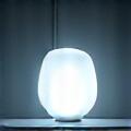 Lampa światłoterapii emitująca jasne, białe światło